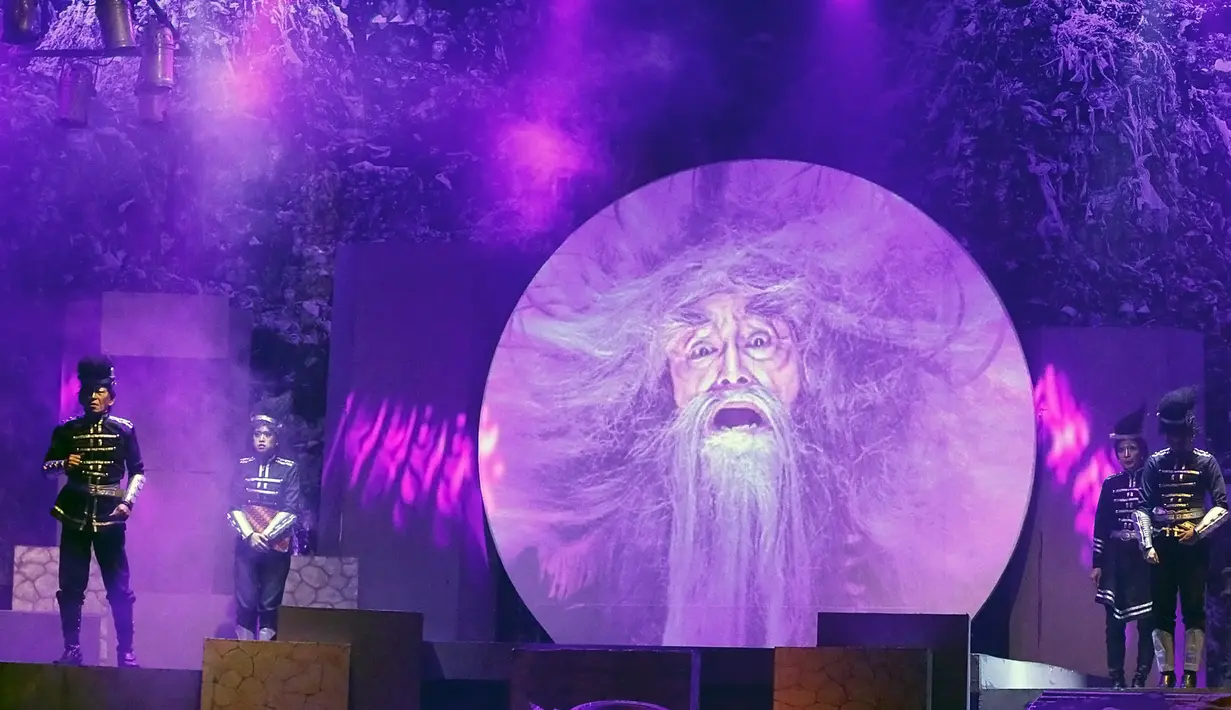 Tokoh Mandor Kepala, menjadi satu-satunya lakon yang hanya muncul lewat multimedia. Beradu peran dengan empat lakon anak buahnya yang nyata berada di atas set panggung bertingkat. (Bambang E Ros/Fimela.com)