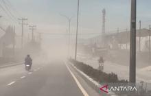 Kota Berastagi Berselimut Abu Sinabung