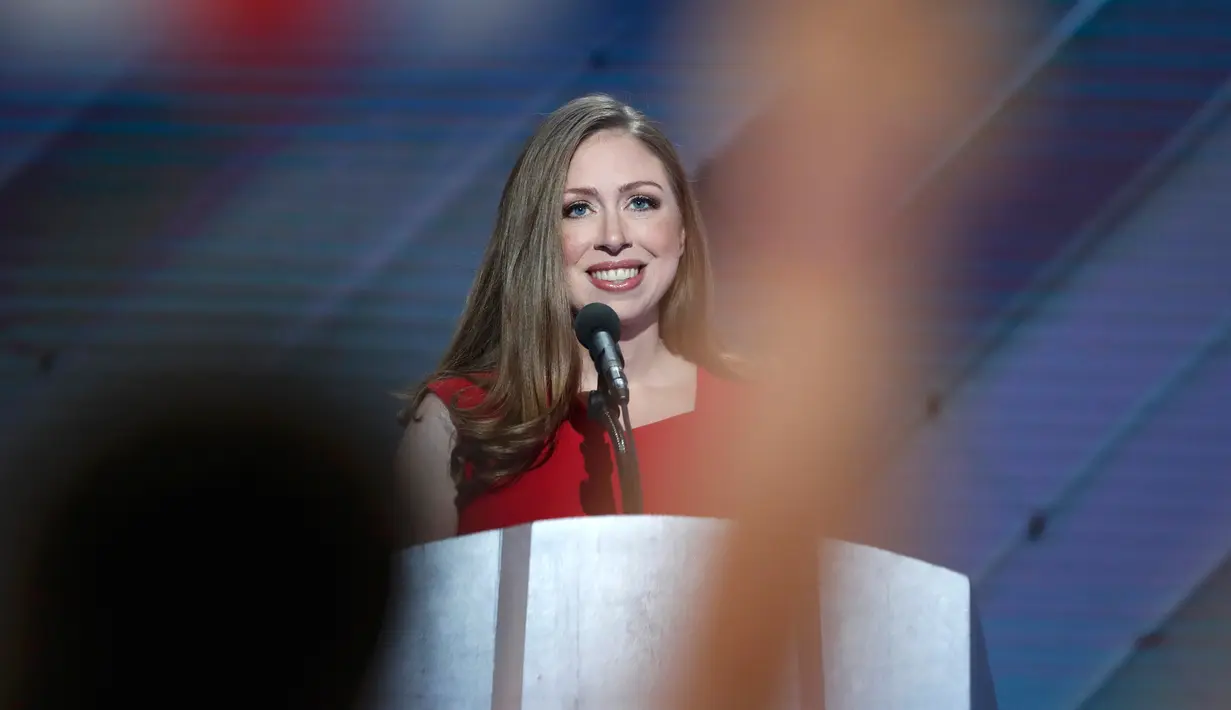 Chelsea Clinton berbicara dalam penutupan Konvensi Nasional Partai Demokrat di Philadelphia, Pennsylvania, AS, Kamis (28/7). Chelsea merupakan putri tunggal dari mantan Presiden Amerika Serikat,  Bill Clinton dan Hillary Clinton. (REUTERS/Mark Kauzlarich)