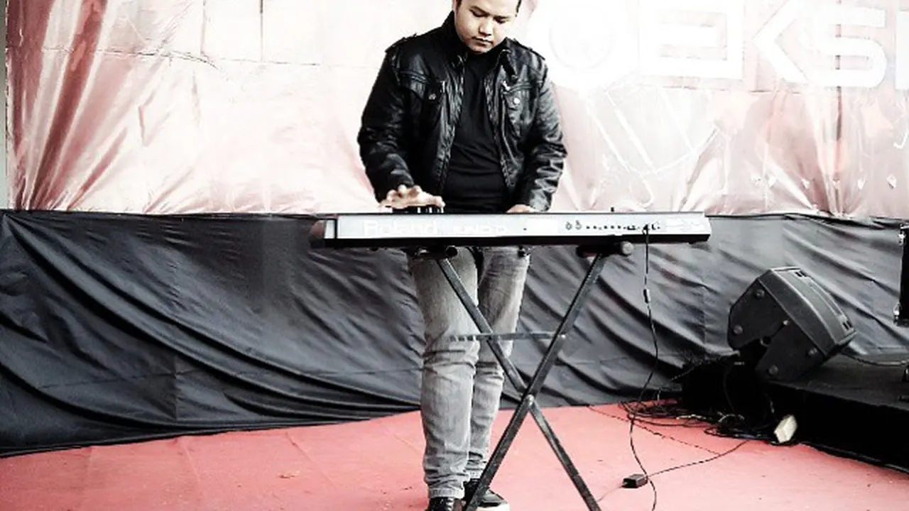 Rixx Dadali, keyboardis band Dadali (https://www.instagram.com/p/y3XwcNQpAS/)