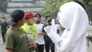 Maskot Piala Dunia 2022, La'eeb, dengan ramah menyapa anak-anak saat Car Free Day (CFD) di kawasan Sudirman, Jakarta, Minggu (06/11/2022). (Bola.com/M iqbal Ichsan)