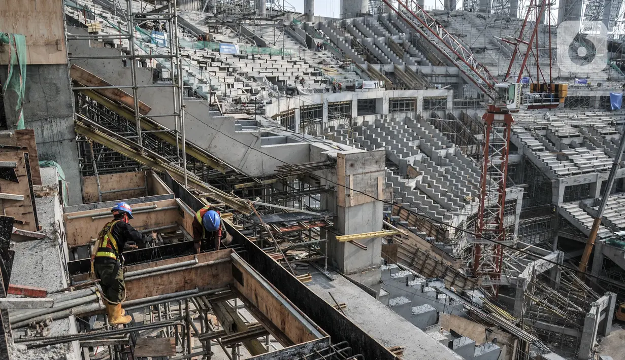Aktivitas pekerja saat menyelesaikan proyek pembangunan Jakarta International Stadium (JIS) di Papanggo, Jakarta Utara, Selasa (2/9/2021). Jakarta International Stadium ditargetkan selesai pada Desember mendatang. (merdeka.com/Iqbal S. Nugroho)