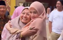 Momen Lyra Virna Bertemu Ibu Guru Setelah 25 Tak Pernah Jumpa, Terharu dan Tahan Tangis