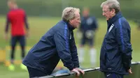   Manajer Timnas Inggris, Roy Hodgson (kanan) berdiskusi dengan Asisten Manajer Ray Lewington, pada sesi latihan di pemusatan latihan Watford, beberapa waktu lalu. Rancangan strategi The Three Lions pada Piala Eropa 2016 berhasil didapat kalangan media.  