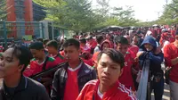 Suporter Timnas Indonesia saat mengantre tiket pertandingan kontra Mauritius di Stadion Wibawa Mukti, Cikarang, Selasa (11/9/2018). (Bola.com/Muhammad Ivan Rida)