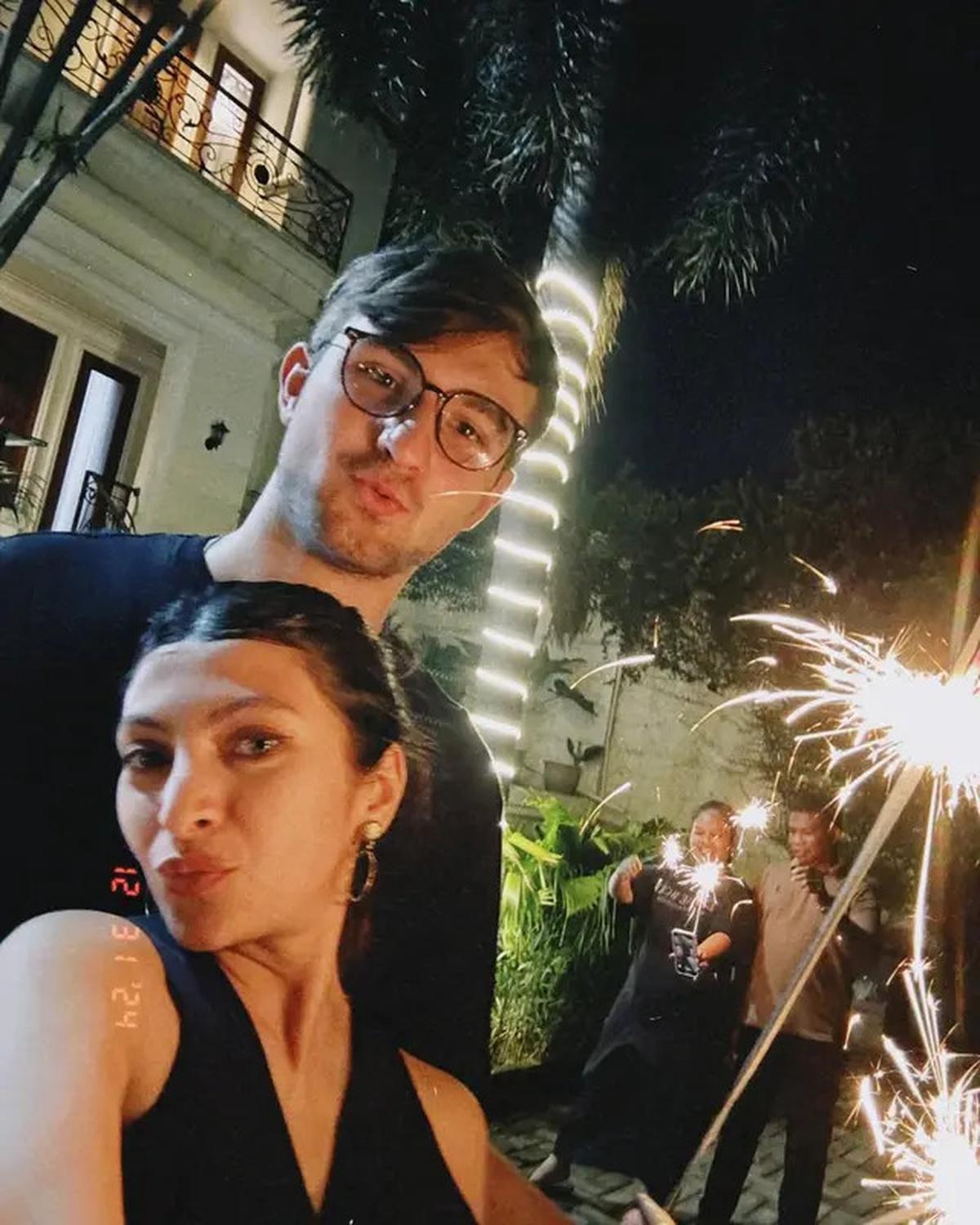 10 Artis Rasakan Tahun Baru 2025 Perdana Sebagai Pasutri, Terbaru Delia Septianti