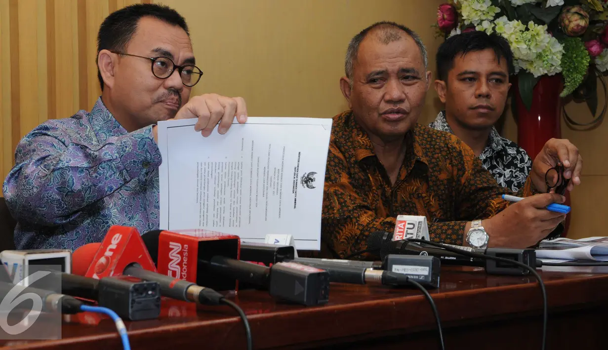 Menteri ESDM Sudirman Said (kiri) bersama Ketua KPK Agus Rahardjo (kedua kanan) memberikan keterangan pers hasil rapat koordinasi di Gedung KPK, Jakarta, Senin (15/2). (Liputan6.com/Helmi Afandi)    