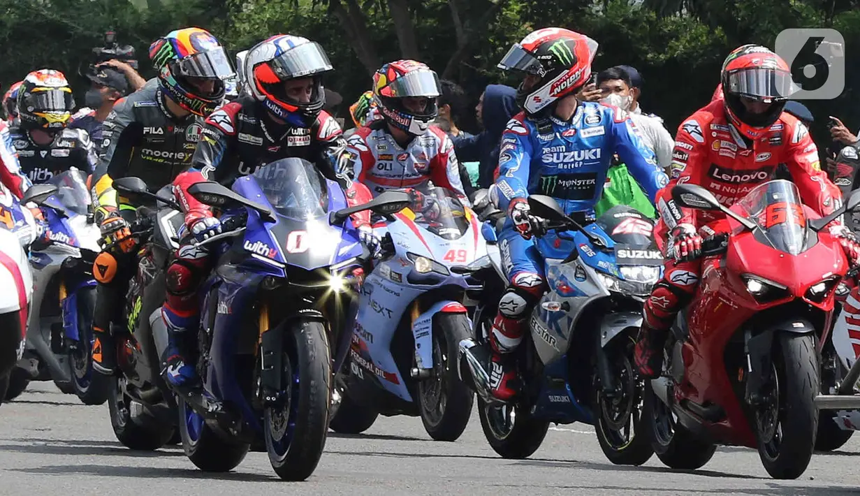 Parade pembalap MotoGP di kawasan Bundaran HI, Jakarta, Rabu (16/3/2022). Sebanyak 20 pembalap ikut ambil bagian. Sebagian besar merupakan rider yang akan tampil pada MotoGP Mandalika, 18-20 Maret 2022. (Liputan6.com/Herman Zakharia)