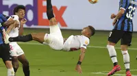 Diego Carlos dari Sevilla mencetak gol ketiga timnya selama pertandingan sepak bola final Liga Europa antara Sevilla dan Inter Milan di Cologne, Jerman, Jumat, 21 Agustus 2020. (Friedemann Vogel / Pool via AP) 873