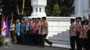 Presiden Jokowi (tengah) saat bersiap melepas kepergian anggota delegasi Gerakan Pramuka Indonesia, Jakarta, Jumat (24/7). 462 kontingen Pramuka Indonesia akan berkiprah di Jambore Dunia ke-23 di Kirarahama, Yamaguchi, Jepang. (Liputan6.com/Faizal Fanani)