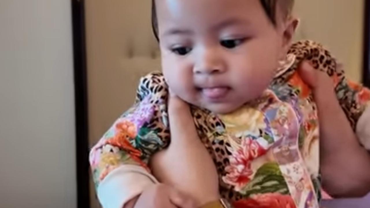 Potret Menggemaskan Baby Lily dengan Ikat Rambut Lima saat Temani Rayyanza Persiapan Fashion Show