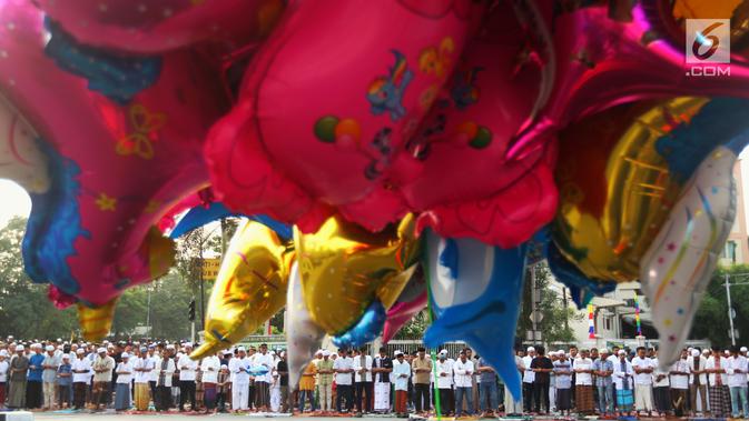Sejumlah balon berjajar saat umat muslim melaksanakan salat Idul Adha 1439 H di Monumen Perjuangan Jatinegara, Jakarta Timur, Rabu (22/8). (Liputan6.com/JohanTallo)