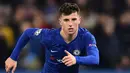 4. Mason Mount - Gelandang berusia 21 tahun ini telah bermain 41 kali bersama Chelsea. Dalam semua ajangnya bersama The Blues, Mount telah mengemas enam gol dan lima assist. (AFP/Glyn Kirk)