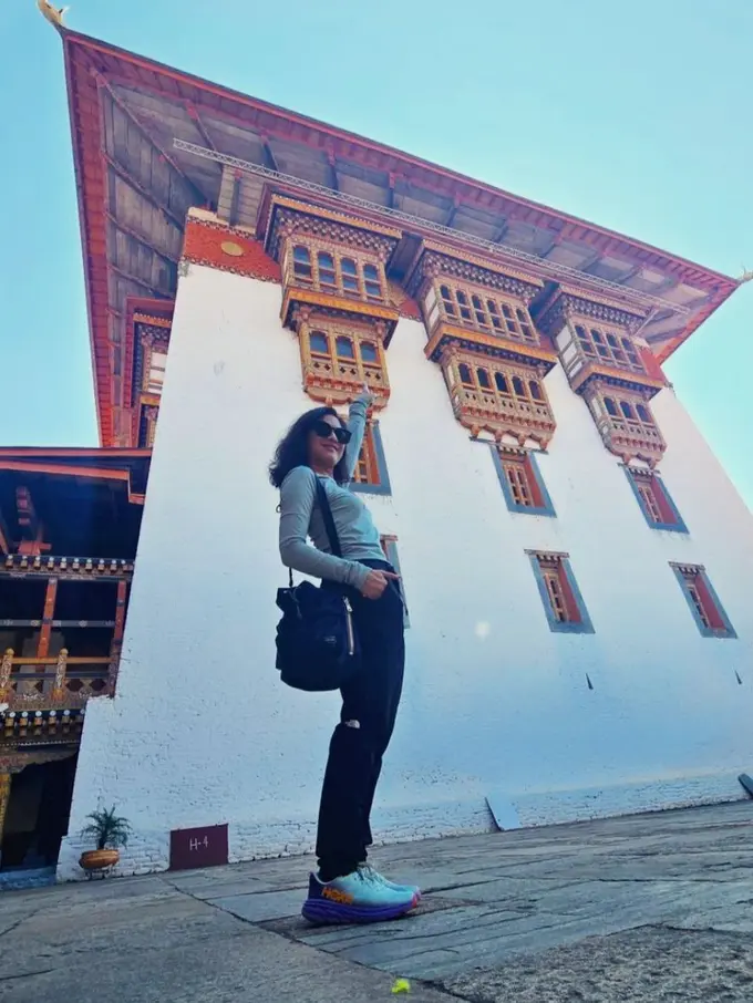 Dian Sastrowardoyo yang sedang liburan ke Bhutan (Instagram/@therealdisastr)