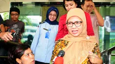 Mantan anggota Komisi II DPR Chairun Nisa usai menjalani pemeriksaan oleh KPK, Jakarta, Kamis (26/3/2015). Chairun Nisa diperiksa dalam perkara dugaan tindak pidana korupsi penyelenggaraan haji di Kementerian Agama 2012-2013. (Liputan6.com/Yopi Renato)
