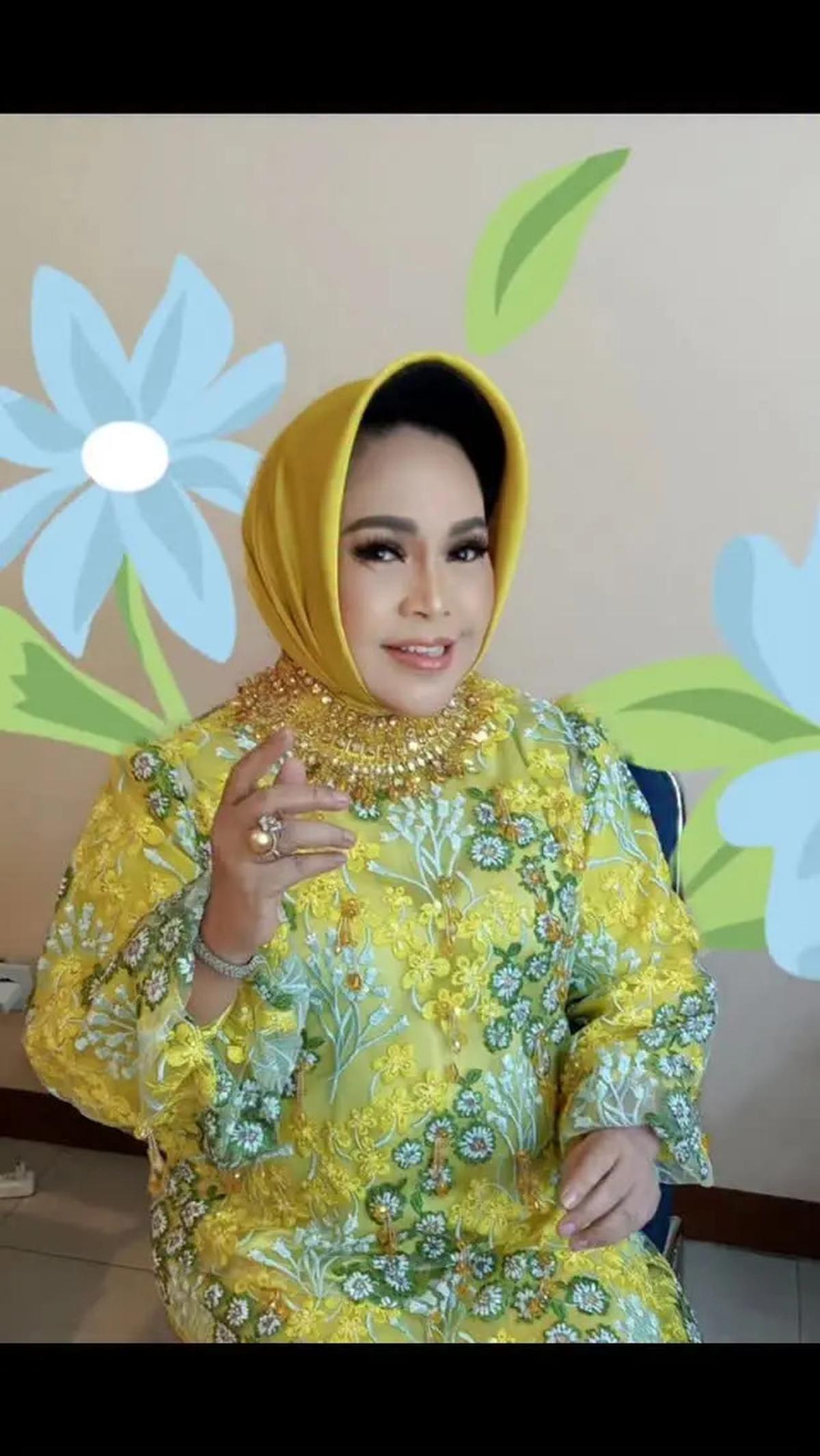 8 Model Gamis Brokat Hetty Koes Endang, Elegan di Setiap Momen