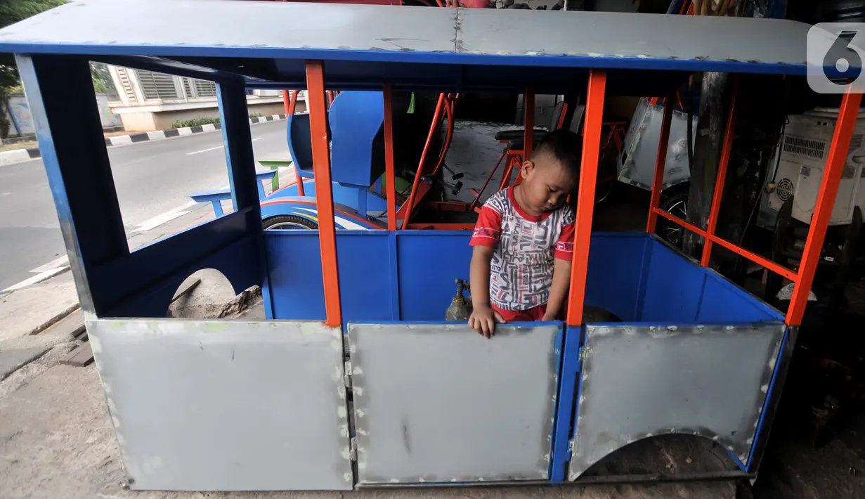 Seorang anak berada menaiki odong-odong di Jakarta, Rabu (30/10/2019). Kini, Asep harus mencari cara bertahan hidup dengan odong-odong di tengah larangan Dishub DKI terhadap kendaraan hiburan warga menengah ke bawah itu karena berdampak pada permintaan pelanggan. (merdeka.com/Iqbal S. Nugroho)