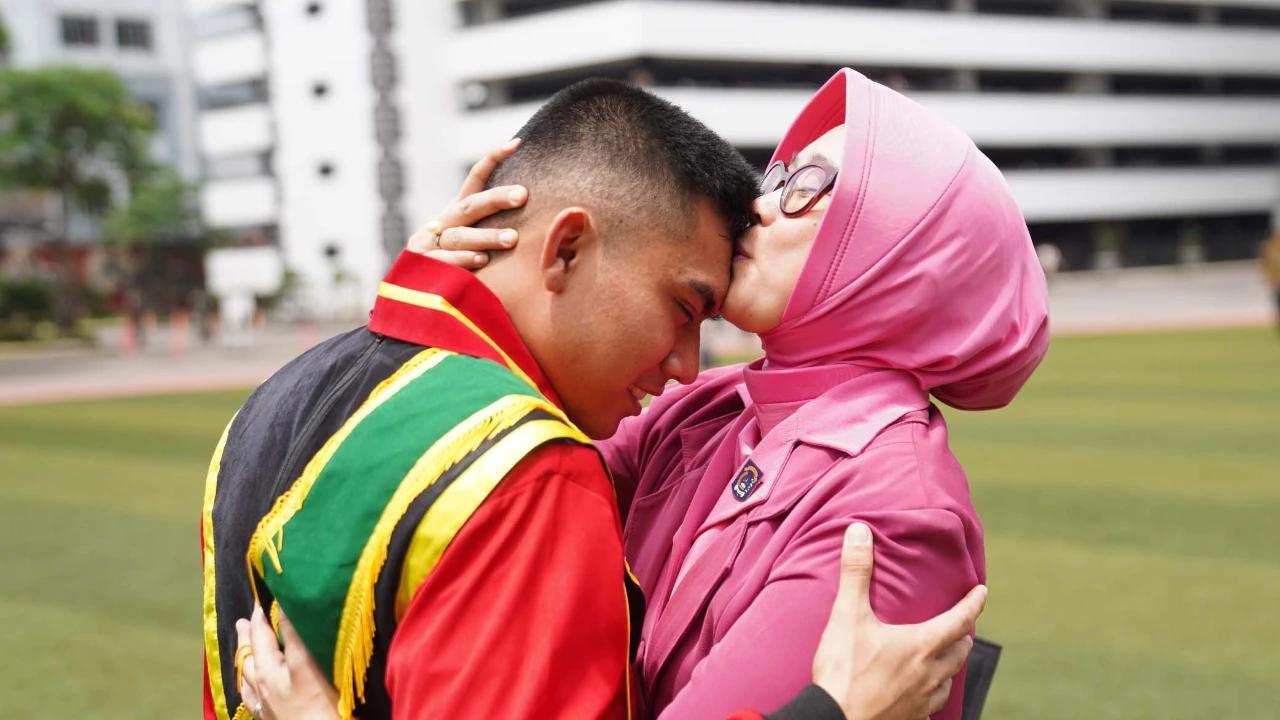 FOTO: Pelukan Haru Ibu Warnai Wisuda Perwira Remaja Akmil