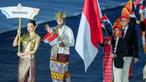 Atlet voli putri Indonesia, Megawati Megawati Hangestri Pertiwi (kiri) dan atlet pelari jarak jauh Indonesia, Robi Syianturi (kanan) terpilih menjadi pembawa bendera Merah Putih di Opening Ceremony SEA Games Thailand 2025 yang digelar di Rajamanggala Stadium pada Selasa (9/12/2025) malam WIB. (Dok. NOC Indonesia)