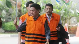 Anggota DPRD Kota Malang Abdul Rachman (kiri) dan Mohan Katelu (kanan) tiba di Gedung KPK, Jakarta, Jumat (22/6). KPK memperpanjang penahanan 11 anggota DPRD Kota Malang terkait dugaan suap pembahasan APBD-P Pemkot Malang TA 2015. (Merdeka.com/DwiNarwoko)