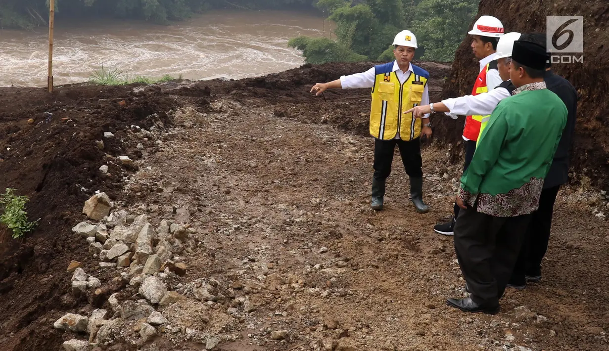 Presiden Joko Widodo mendengar penjelasan saat meninjau proyek Terowongan Nanjung di Kabupaten Bandung, Jawa Barat, Minggu (10/3). Terowongan Nanjung menembus tebing sepanjang 230 meter. (Liputan6.com/Angga Yuniar)