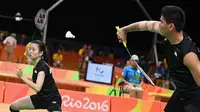 Pasangan Indonesia, Praveen Jordan/Debby Susanto menang 21-12, 19-21, dan 21-15 mengalahkan Pasangan Hongkong pada laga perdana Grup A cabang bulu tangkis nomor ganda campuran Olimpiade Rio 2016, Brasil, Kamis (11/8). (AFP PHOTO/Goh Chai Hin)