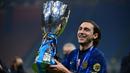 Posisi Matteo Darmian terpinggirkan ketika Jose Mourinho melatih MU. Ia pun hijrah ke Inter Milan dan mendapatkan gelar scudetto dengan menghentikan dominasi Juventus. Terbaru, sang bek sayap ini juga membantu Inter memenangkan Supercoppa Italiana 2021. (AFP/Miguel Medina)