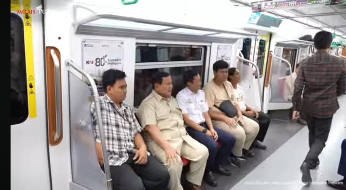 Intip Gaya Prabowo Naik KRL dari Manggarai, Resmikan Stasiun Tanah Abang Baru