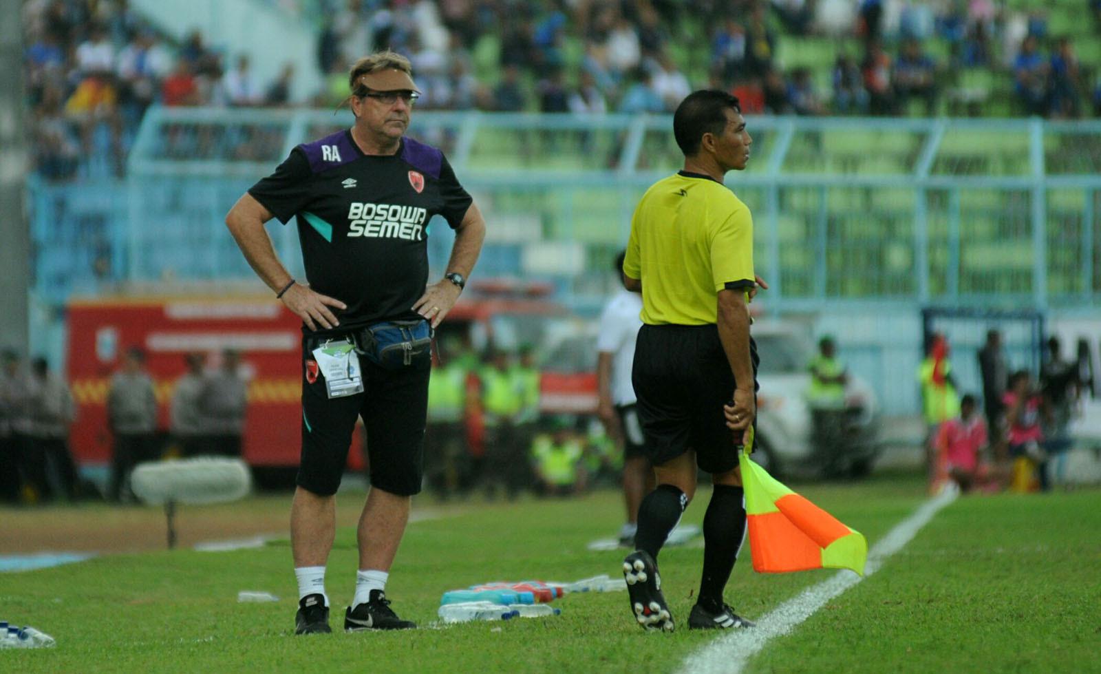 Pelatih PSM, Robert Alberts, hanya melihat kinerja wasit saat laga melawan Arema di Stadion Kanjuruhan, Malang, Minggu (13/5/2018). (Bola.com/Iwan Setiawan)