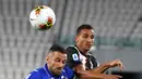 Bek Juventus, Danilo, berebut bola dengan pemain Sampdoria, Fabio Quagliarella dalam laga pekan ke-36 Liga Italia Serie A di Stadion Allianz, Minggu (26/7/2020). Juventus memgunci gelar juara Liga Italia tahun 2020 setelah mengalahkan Sampdoria 2-0. (AP Photo/Antonio Calanni)