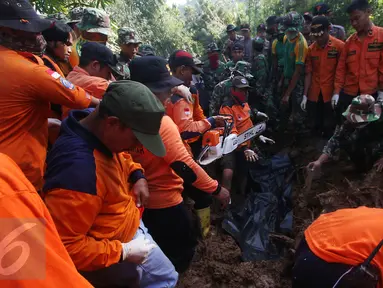  Tim penyelamat mengevakuasi jenazah menggunakan kantong di desa Caok,Purworejo, Jawa Tengah, Selasa, (21/6).  (Boy Harjanto)