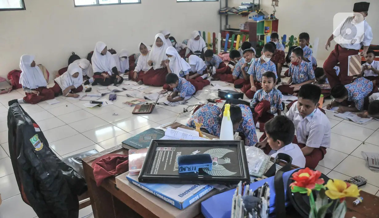 Aktivitas murid saat belajar tanpa fasilitas meja dan kursi di salah satu kelas Sekolah Dasar Negeri (SDN) Mekarsari 05, Tambun Selatan, Kabupaten Bekasi, Jawa Barat, Kamis (28/7/2022). Sudah dua pekan berlangsung sejak dimulainya Tahun Ajaran Baru 2022 murid kelas IV dan V di SDN Mekarsari 05 mengikuti kegiatan belajar tanpa fasilitas meja dan kursi. (merdeka.com/Iqbal S. Nugroho)