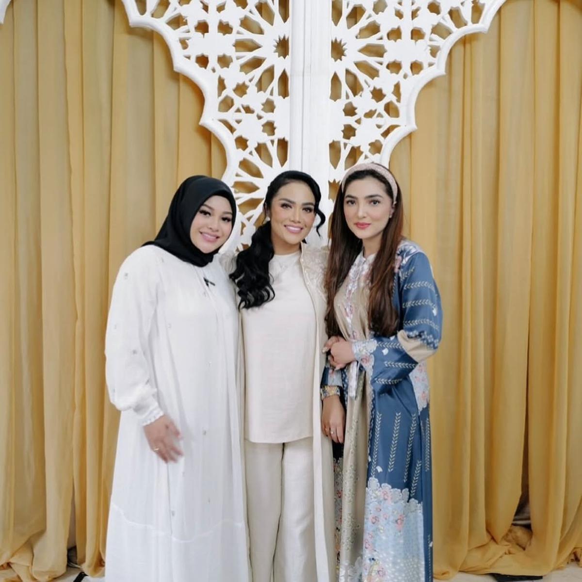 Bikin Haru, Begini Cara Aurel Hermansyah Peringati Hari Ibu - Unggah Foto Bareng Kris Dayanti dan Ashanty