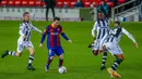 Pemain Barcelona Lionel Messi (kedua kiri) mengontrol bola yang dikelilingi para pemain Levante pada pertandingan La Liga Spanyol di Stadion Camp Nou, Barcelona, Spanyol, Minggu (13/12/2020). Barcelona menang 1-0. (AP Photo/Joan Monfort)