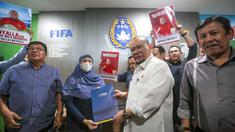 Bakal Calon Ketua Umum PSSI, AA La Nyalla Mahmud Mattalitti menyerahkan berkas pendaftaran Bakal Calon Ketua Umum PSSI kepada Staff PSSI yang berlangsung di GBK Arena, Jakarta, Jumat (13/01/2023). (Bola.com/Bagaskara Lazuardi)