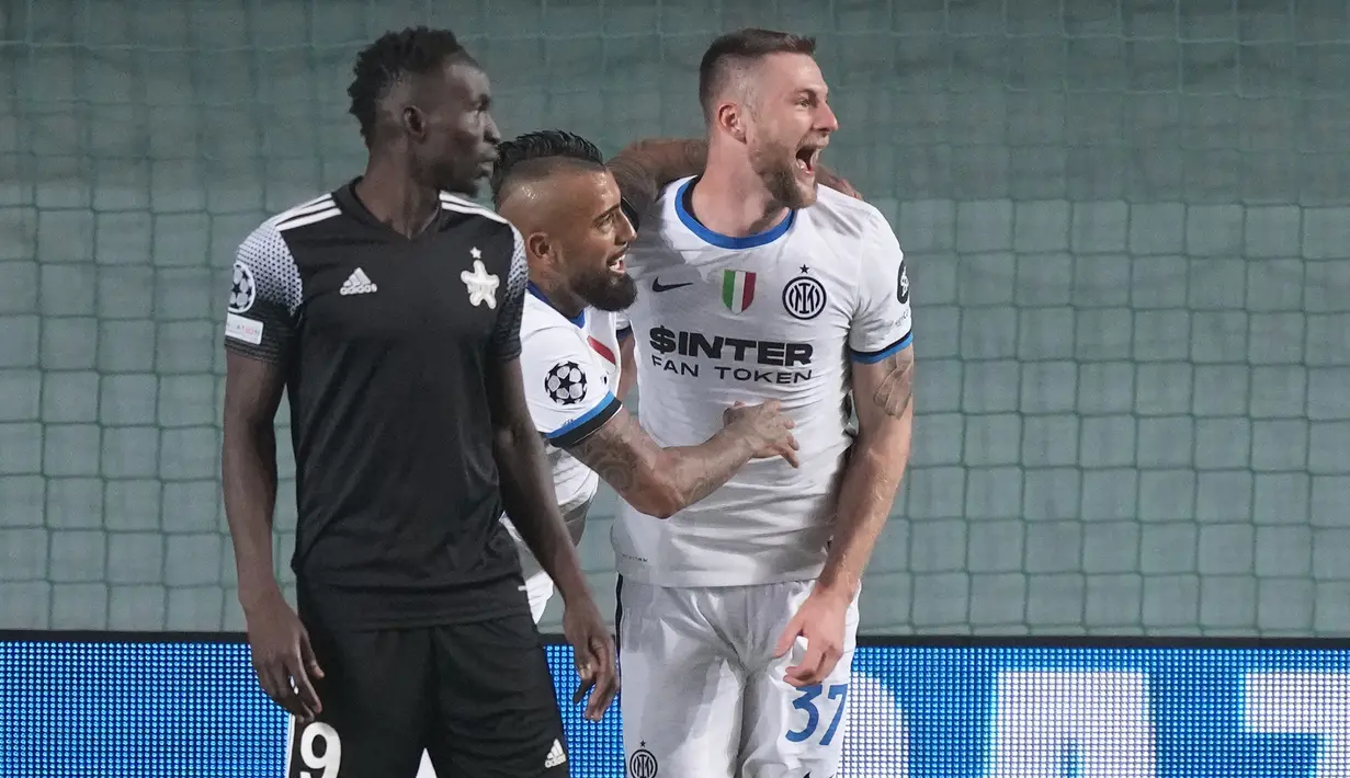 Gol kedua Inter dicetak oleh Milan Skriniar pada menit ke-66. Ia berhasil memanfaatkan bola muntah dari kiper Sheriff yang tidak sempurna menangkap sundulan Stefan de Vrij usai menerima umpan sepak pojok Marcelo Brozovic. (AP/Dmitri Lovetsky)