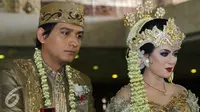 Lucky Hakim dan Tiara Dewi alias Syahrini KW akhirnya resmi menjadi suami-istri. Pernikahan Lucky dan Tiara berlangsung di Masjid At-Tien, Taman Mini Indonesia Indah (TMII), Jakarta. (Herman Zakharia/Liputan6.com)