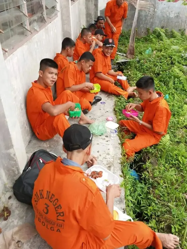 6 Seragam Sekolah Ini Nyeleneh Banget, Enggak Habis Pikir