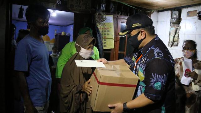 Jaga Protokol Kesehatan, Pemprov DKI Salurkan Bansos ke Rumah Warga