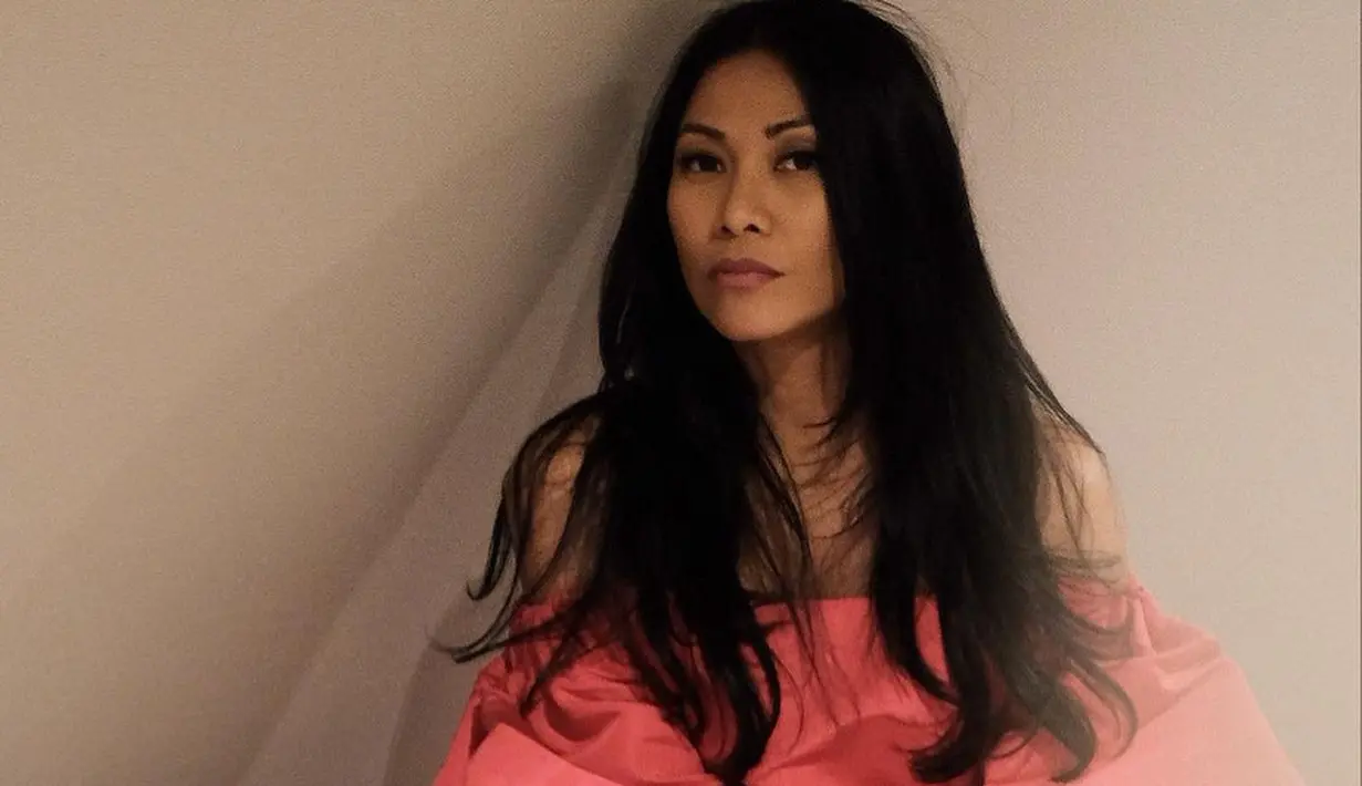 Anggun C Sasmi memilih outfit effortless dengan nuansa pink. Ia dengan strapless top dengan baloon yang tampak playful. Dipadukan dengan celana berwarna nude dan rambut yang dibiarkan tergerai. [instagram/anggun_cipta]