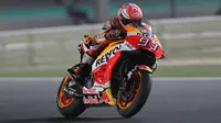 Aksi pembalap Honda Marc Marquez saat mengikuti MotoGP Qatar 2018 di Sirkuit Internasional Losail (18/3). Dalam seri pembuka ini hanya mampu menempati posisi runner up. (AFP Photo/Karim Jaafar)