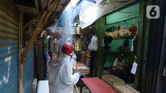 Penyemprotan Disinfektan di Pasar Anyar Jakarta