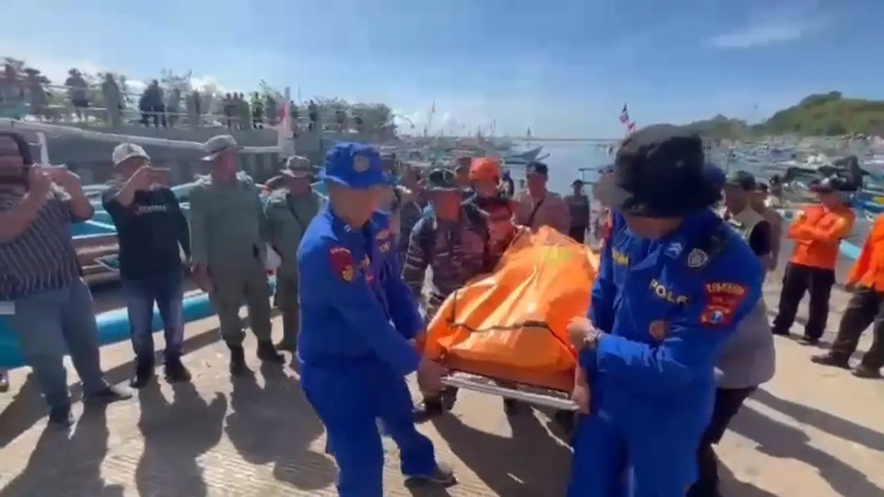 Jasad turis asal Australia  Gunther (55) di evakausi ke RSUD Blambangan Banyuwangi (Istimewa)