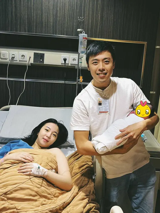 Seminggu Menikah, Ini 6 Potret Vincent Raditya dan Istri yang Baru Jadi Orang Tua