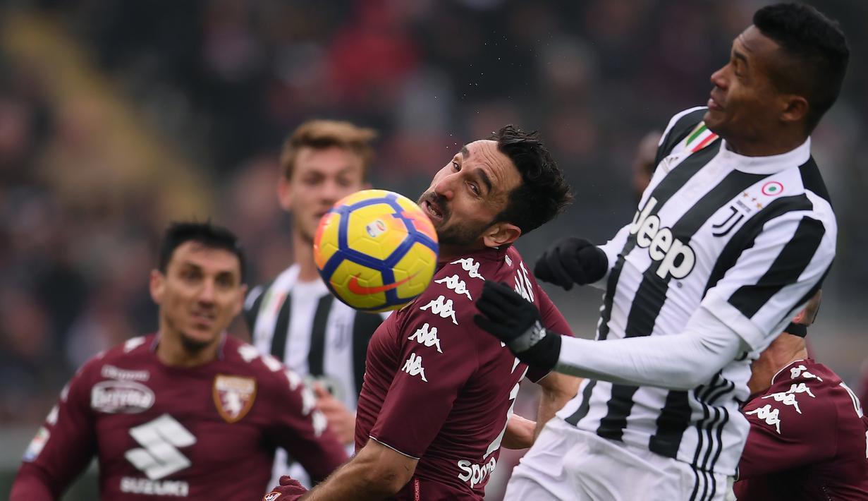 Pemain Torino, Cristian Molinaro (2kiri) menghalau bola dari kejaran pemain Juventus pada laga Serie A  di Stadio Grande Torino, Turin (18/2/2018). Juventus menang 1-0. (AFP/Marco Bertorello)