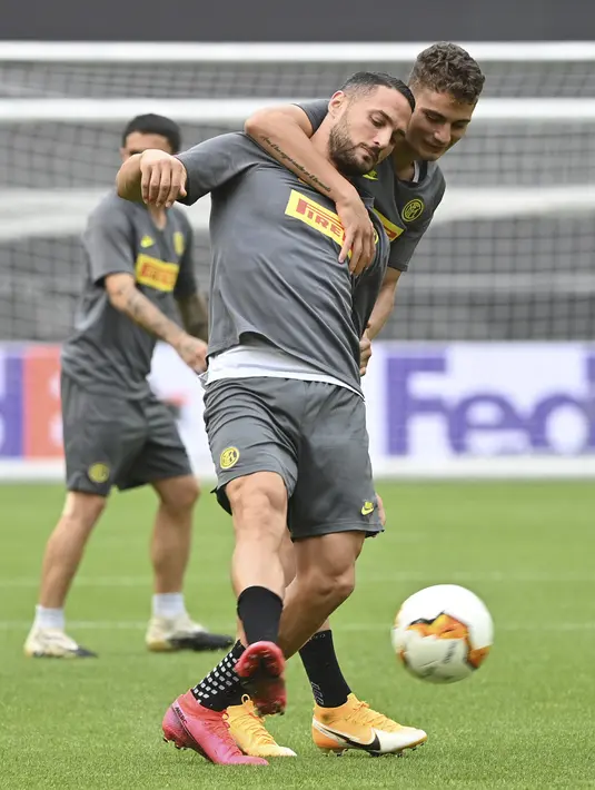 Pemain Inter Milan Danilo D'Ambrosio (kiri) dan Sebastiano Esposito saat sesi latihan di Cologne, Jerman, Kamis (20/8/2020). Inter Milan akan menghadapi Sevilla di final Liga Europa. (AP Photo/Ina Fassbender, Pool)