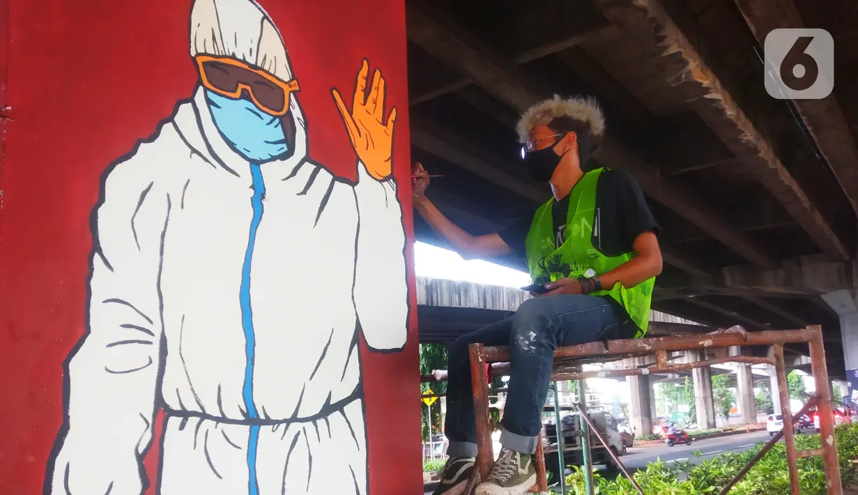 Mahasiswa melukis mural bertemakan sosialisasi pencegahan Covid-19 di kolong jalan tol dalam kota, Kebun Nanas, Jakarta, Jumat (4/12/2020). Kegiatan membuat mural ini dalam rangka mengkampanyekan pola hidup sehat 3m. (merdeka.com/Arie Basuki)
