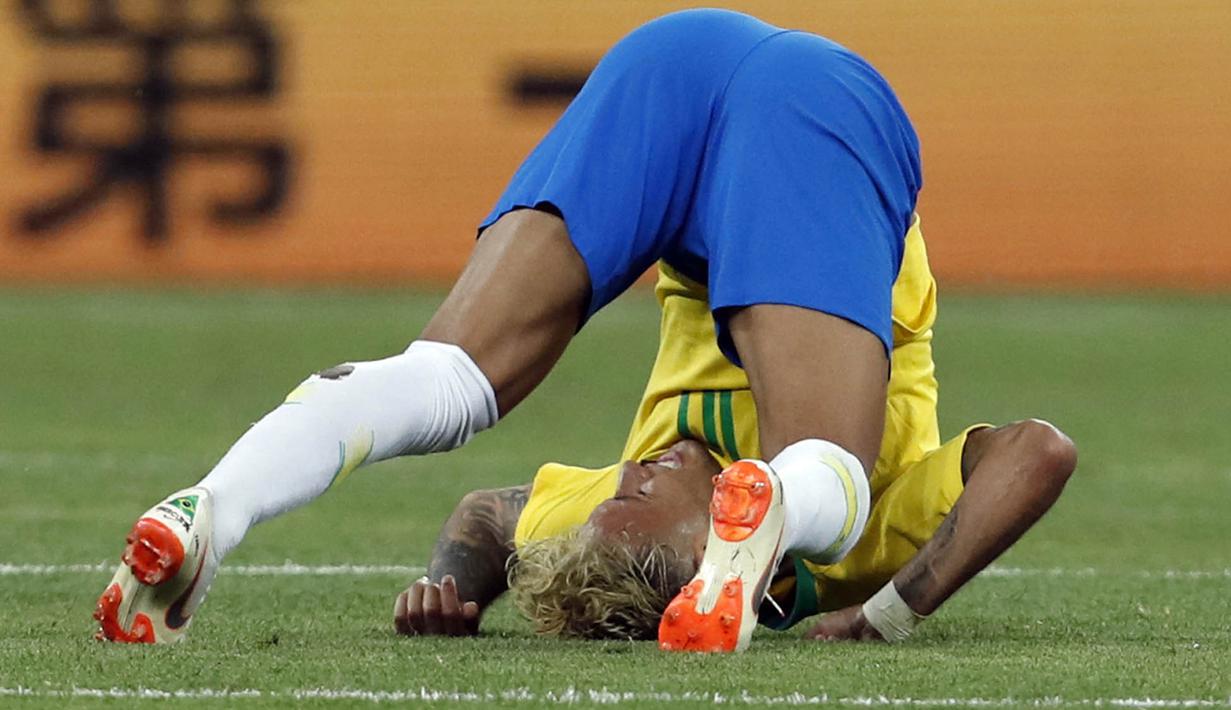 Striker Brasil, Neymar, terjungkal saat pertandingan melawan Swiss pada laga Piala Dunia di Stadion Rostov, Rusia, Senin (17/6/2018). Dilanggar sebanyak 10 kali membuat Neymar masuk rekor di Piala Dunia. (AP/Darko Vojinovic)