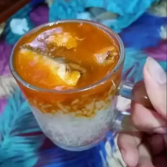 6 Potret Orang Makan Nasi Pakai Gelas Ini Bikin Tepuk Jidat, Porsinya Jadi Sedikit