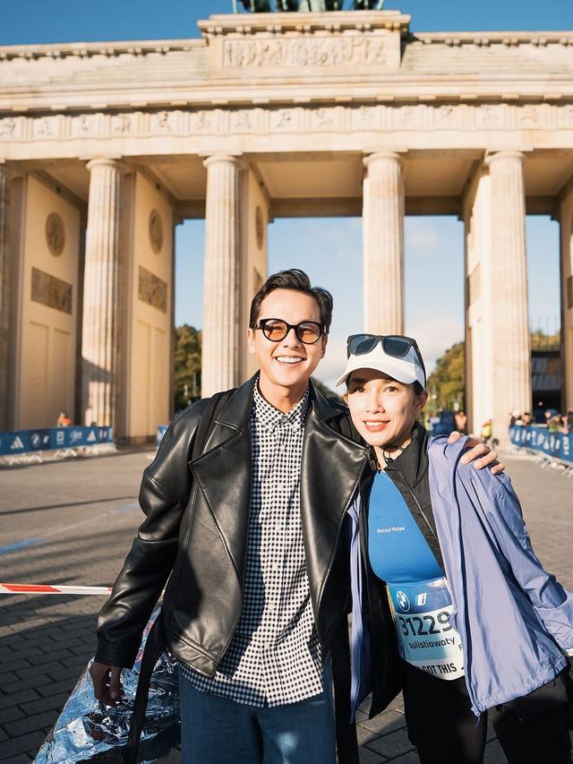 6 Potret Manis Ussy Sulistiawaty dan Andhika Pratama di Eropa, Liburan Berdua